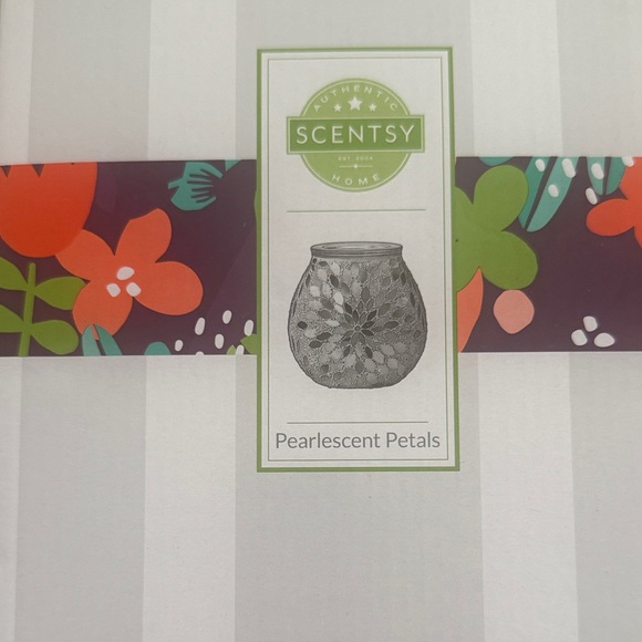 Scentsy Pearlescent Petals Warmer new - Picture 2 of 5